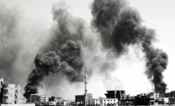 1899年4月12日的多索尔市， 被民族军南部武装爆破的顿琳第一石油化工厂第三厂房（左）与石油运输管道（右）